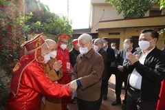 Tổng Bí thư Nguyễn Phú Trọng và các đại biểu đến thăm, dâng hương tại Chùa Pháp Vũ, xã Yên Sở, huyện Hoài Đức (Hà Nội). (Ảnh: Trí Dũng/TTXVN)