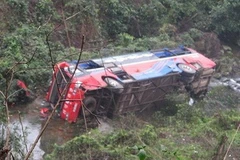 Nghệ An: Xe chở đoàn nghệ thuật gặp nạn, 10 người bị thương