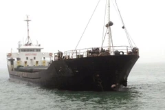 Tàu Nghĩa Hải 02 bị móp phần đầu sau vụ va chạm với tàu Phú Sơn ngày 27/2. (Ảnh: TTXVN)