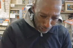 Người vô gia cư bật khóc vì được tặng vé số trúng thưởng