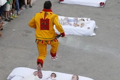 [Photo] Lễ hội độc đáo "Nhảy qua trẻ sơ sinh" ở Tây Ban Nha