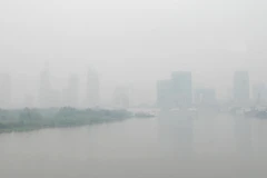 [Photo] Sương mù dày đặc, bao phủ khắp tuyến đường TP.HCM