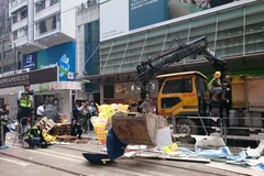 [Video] Cảnh sát Hong Kong dỡ bỏ lều bạt của người biều tình