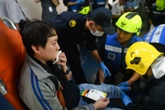 [Photo] Phà cao tốc đâm đê chắn sóng, 70 người bị thương