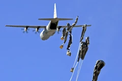 Mỹ thả vũ khí cho lực lượng người Kurd chống IS ở Kobane