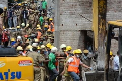 [Photo] Tìm thấy hai người sống sót trong vụ sập nhà ở Chennai