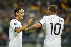 Podolski lên tiếng bảo vệ Oezil trước đại chiến với Bồ Đào Nha 