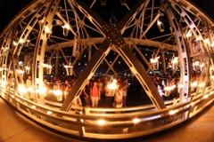 [Photo] Nghệ thuật sắp đặt lửa trên cầu Trường Tiền