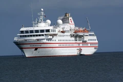 Tàu biển Hanseatic chở hơn 700 du khách cập cảng Phú Quốc