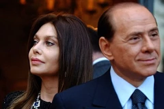 Cựu Thủ tướng Italy Berlusconi và bà Lario đã hoàn tất thủ tục ly dị. (Ảnh: AP)