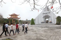 [Photo] Tận tâm với nghề quản trang tại nghĩa trang Việt-Lào