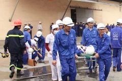 Ba công nhân bỏng hóa chất, hai người thương nặng vì mìn