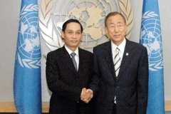 Đại sứ Lê Hoài Trung và Tổng Thư ký Liên hợp quốc Ban Ki-moon. (Ảnh: TTXVN)