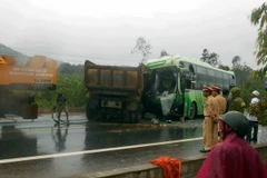 Thừa Thiên-Huế: Xe khách phóng nhanh, lao xuống ruộng