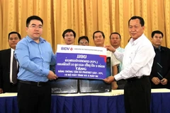 BIDV hỗ trợ phương tiện phục vụ chuyên môn cho báo chí Lào