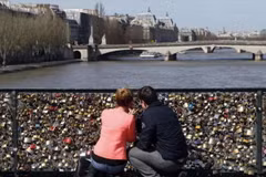 Paris kêu gọi du khách chụp ảnh thay cho treo khóa tình yêu