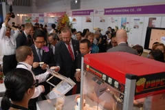 Đông đảo khách tham quan đến dự triển lãm. (Ảnh: Hoàng Hải/Vietnam+)