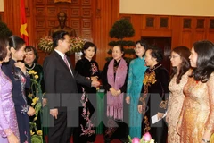 Thủ tướng Nguyễn Tấn Dũng gặp mặt các nữ đại biểu Quốc hội khóa XIII. (Ảnh: Đức Tám/TTXVN)