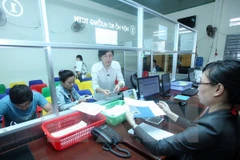 Tư vấn hướng dẫn người lao động tìm việc và hưởng chế độ bảo hiểm thất nghiệp. (Ảnh: Anh Tuấn/TTXVN)