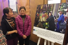 Những bức ảnh do chính những người lao động di cư chụp về cuộc sống mưu sinh hàng ngày. (Ảnh: PV/Vietnam+)