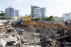 Tháp cẩu bị đổ sập. (Ảnh: Lâm Khánh/TTXVN)