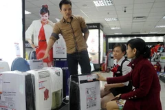 Mưa phùn kéo dài, máy sấy quần áo, máy hút ẩm đắt khách ở Hà Nội