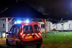 Pháp: Máy bay quân sự rơi làm 6 người chết và bị thương 