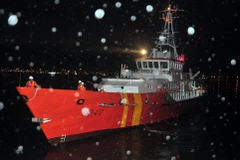 Cứu nạn 13 thuyền viên tàu cá bị "tàu lạ" đâm chìm trên biển