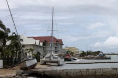 Bão lớn hoành hành, đe dọa các đảo ngoài khơi Đại Tây Dương