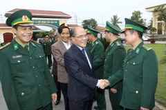 Chủ tịch Quốc hội tiếp xúc cử tri lực lượng vũ trang Hà Tĩnh