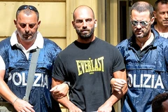 Italy bắt giữ nhiều quan chức tình nghi tiếp tay cho mafia