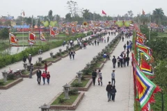 Di tích đền Trần ở Thái Bình nườm nượp trước ngày khai hội