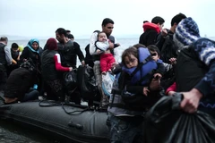 Người di cư Afghanistan tới ngoài khơi đảo Kos, Hy Lạp khi vượt qua vùng biển Aegean giữa Thổ Nhĩ Kỳ và Hy Lạp. (Nguồn: AFP/TTXVN)