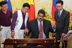 Tổng thống Cộng hòa Bolivarian Venezuela Nicolás Maduro Moros tham gia chương trình văn nghệ với các nghệ sỹ Việt Nam. (Ảnh: Nguyễn Khang/TTXVN)