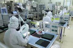 Sản xuất linh kiện điện tử tại Công ty trách nhiệm hữu hạn Mtex Việt Nam, Thành phố Hồ Chí Minh. (Ảnh: Thanh Vũ/TTXVN)