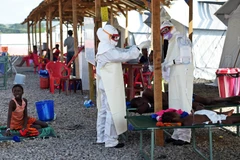 Nhân viên y tế Sierra Leone chăm sóc bệnh nhân nhiễm Ebola tại trung tâm Kenama ngày 15/11/2014. (Nguồn: AFP/TTXVN)