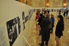 Quang cảnh tại triển lãm “Sống và Ghi nhớ” tại Slovakia. (Ảnh do Đại sứ quán Việt Nam tại Slovakia cung cấp)