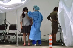 Nhân viên y tế kiểm tra thân nhiệt hành khách tại Bệnh viện Trường đại học Konkuk ở Seoul, Hàn Quốc. (Nguồn: AFP/TTXVN)