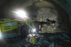 Lực lượng cơ giới của Tổng Công ty xây dựng Lũng Lô khoan hầm Đèo Cả. (Ảnh : Thế Lập/TTXVN)