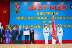 Phó Chủ tịch nước Nguyễn Thị Doan tặng Huân chương Độc lập hạng Nhất cho trường Đại học Ngoại ngữ. (Ảnh: TTXVN phát)