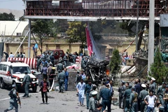 Lực lượng an ninh Afghanistan điều tra tại hiện trường một vụ đánh bom. (Nguồn: AFP/TTXVN)