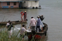 Tìm thấy thi thể 2 mẹ con trong vụ sà lan đâm tàu chở đá trên sông Hậu