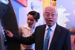 Ông Trần Phương Bình, Tổng giám đốc DongA Bank giới thiệu về hệ thống Auto Banking. (Ảnh: Hà Huy Hiệp/Vietnam+) 