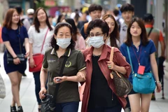 Người dân đeo khẩu trang phòng tránh MERS tại thủ đô Seoul ngày 19/6. (Nguồn: AFP/ TTXVN)