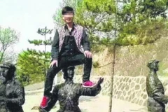 Một thanh niên vào danh sách cấm vì ngồi lên tượng lính Hồng quân