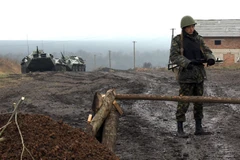 Binh sỹ Ukraine gác tại vùng Kharkiv, cách biên giới Nga khoảng 4km. (Nguồn: AFP/TTXVN)