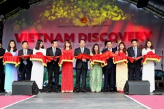 Phó Thủ tướng Vũ Văn Ninh cắt băng khai mạc Lễ hội Khám phá Việt Nam tại London. (Ảnh: Mai-Phương/Vietnam+)