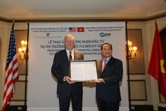 Lê Thanh Hải, Ủy viên Bộ Chính trị, Bí thư Thành ủy Thành phố Hồ Chí Minh trao Giấy phép xây dựng Trường Đại học Fulbright cho ông Thomas Vallely, Chủ tịch Quỹ tín thác sáng kiến Đại học Việt Nam (TUIV). (Ảnh: Trí Dũng/TTXVN)