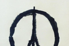 Thắp nến và đặt hoa tưởng niệm các nạn nhân vụ tấn công khủng bố ở Pháp, tại New York (Mỹ) ngày 14/11. (Nguồn: AFP/TTXVN)