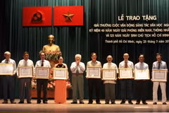 Trao giải cho các tác phẩm đoạt giải. (Ảnh: Phương Vy/TTXVN)
